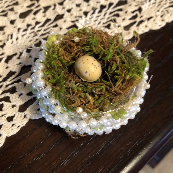 Handmade birds nest made of pearls, moss, silver wire and bits of sedum accents - Picture 4 of 11